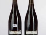 deux bouteilles de vin posées l'une à côté de l'autre sur une table