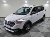 la camionnette blanche est garée dans une grande pièce au sol en damier
