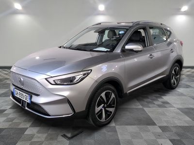 un SUV argenté garé sur un sol en damier dans un garage