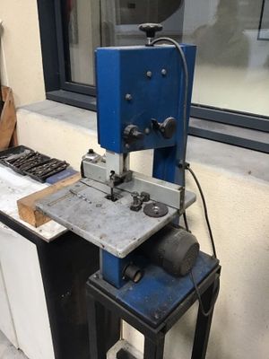 une machine posée sur une table devant une fenêtre