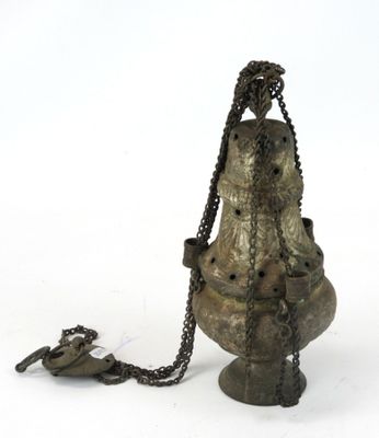 un objet métallique attaché à une chaîne