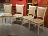 quatre chaises qui sont assises ensemble dans une pièce