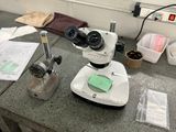 un microscope posé sur une table dans une pièce