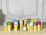 de nombreux rouleaux de papier toilette posés sur une table