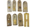 six morceaux de bois sont disposés en ligne sur une surface blanche
