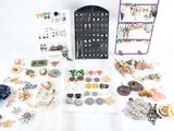 de nombreux types de boucles d'oreilles et de bijoux posés sur la table