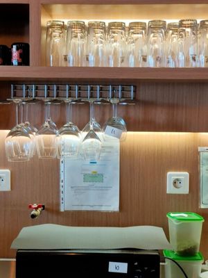 un micro-ondes et un mixeur posés sur le plan de travail d'une cuisine