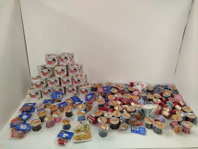 beaucoup de cupcakes posés sur la table