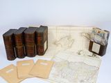Une vieille carte, des livres et des enveloppes sont posés sur une table