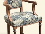 une chaise en bois dont l'assise est recouverte d'un tissu à motifs floraux
