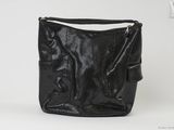 un sac à main noir posé sur une table blanche
