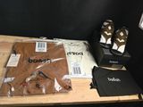 une boîte de chaussures et une paire de sandales posées sur une table