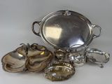 assiettes et plateaux plaqués argent sur un fond blanc