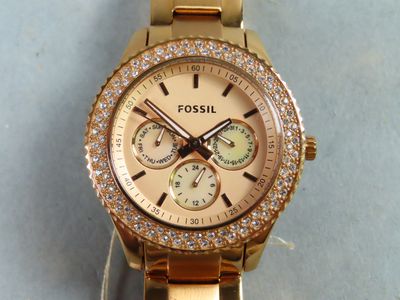 une montre en or dont le cadran est orné d'une lunette sertie de diamants