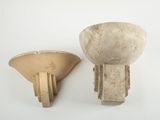 deux pièces de poterie posées sur une surface blanche