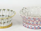 deux vases posés l'un à côté de l'autre sur une surface blanche