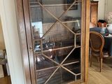 une armoire en bois avec une porte vitrée, au milieu de la pièce