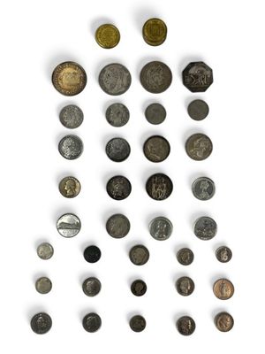 un assortiment de pièces anciennes est disposé sur une surface blanche