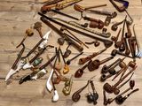 de nombreux types différents de tabacs à pipe disposés sur une table