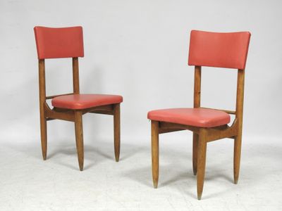paire de chaises de salle à manger danoises du milieu du siècle, avec des assises recouvertes de vinyle rouge