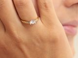 gros plan de la main d'une personne portant une bague