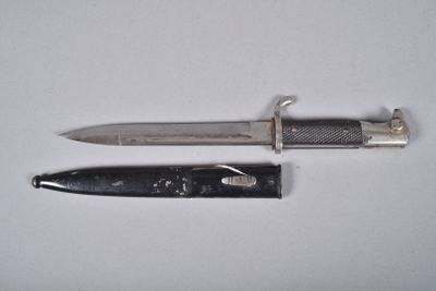 un couteau et un petit couteau posés sur une surface blanche