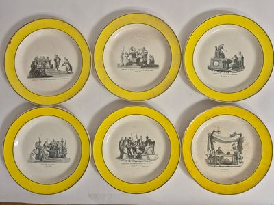 six assiettes jaunes et blanches ornées d'images de personnes et d'animaux