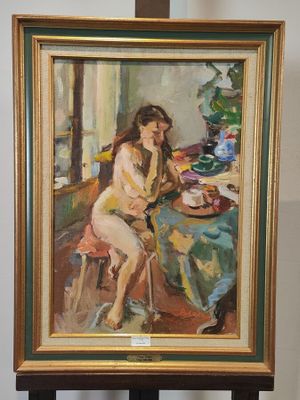 une peinture à l'huile représentant une femme assise sur une chaise devant une table