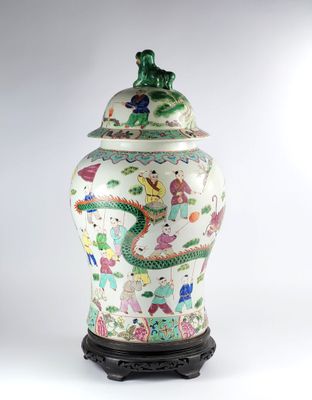 une image représentant un vase chinois orné d'un dragon sur le couvercle