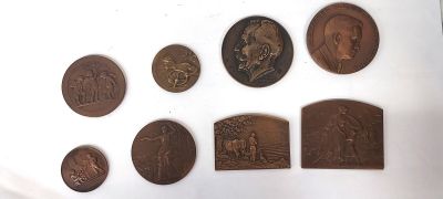 toutes ces pièces accrochées au mur