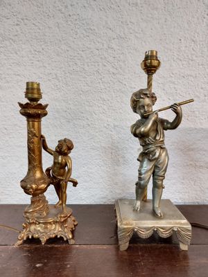 deux lampes posées sur une table en bois