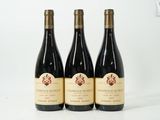 trois bouteilles de vin posées sur une table l'une à côté de l'autre