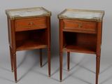 paire de tables de chevet françaises du XIXe siècle avec plateaux en marbre