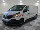 la camionnette blanche est garée sur le sol en damier d'un garage