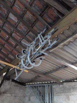 une enseigne métallique suspendue au plafond d'un immeuble