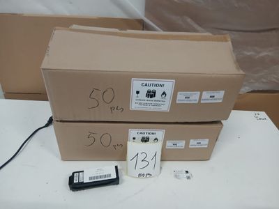 deux boîtes étiquetées posées sur une table