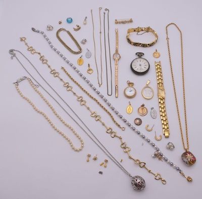 un assortiment de colliers et de bracelets disposés sur un fond blanc