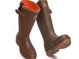 une paire de bottes en caoutchouc marron avec une doublure orange sur fond blanc