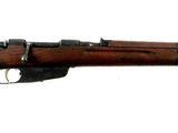 un gros plan d'un fusil sur un fond blanc avec un fond blanc