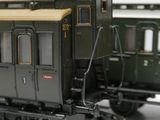 un petit train sur une surface blanche avec un fond blanc