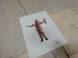 le dessin d'un homme tenant un couteau sur une feuille de papier