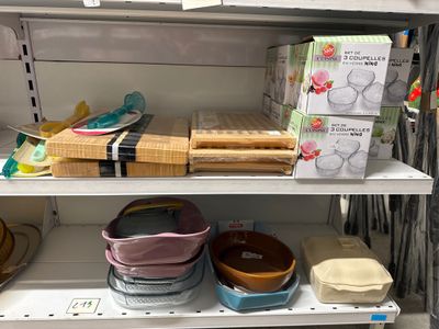 une étagère remplie de produits alimentaires dans un magasin