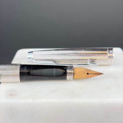PARKER Stylo-plume en métal argenté guilloché orné d'une plu…