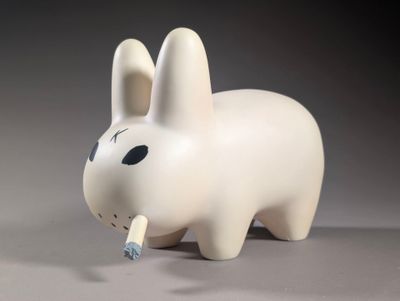 un petit lapin blanc avec une cigarette à la bouche