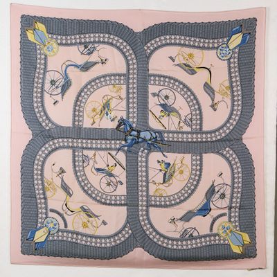 une photo d'un foulard carré rose et bleu orné d'oiseaux