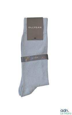 Les chaussettes sont bleu clair avec une bande noire sur le côté.