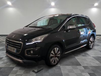 la photo d'une petite voiture noire garée dans un garage