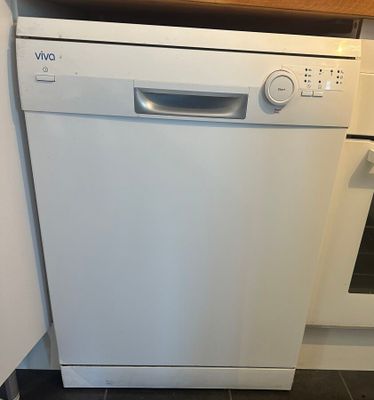 un lave-vaisselle blanc installé dans une cuisine, à côté d'une cuisinière