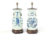 une paire de vases bleus et blancs ornés de motifs orientaux