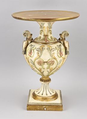 une photo d'une table sur laquelle se trouve un vase